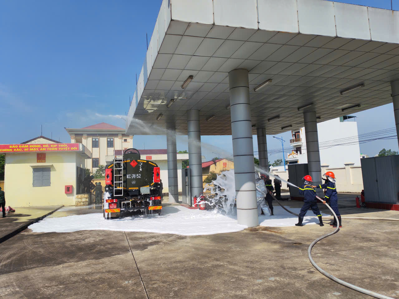 Đội Chữa cháy và Cứu nạn, cứu hộ khu vực 8 phối hợp với Lữ đoàn 214/ Quân khu 3 tổ chức thực tập phương án chữa cháy và cứu nạn, cứu hộ
